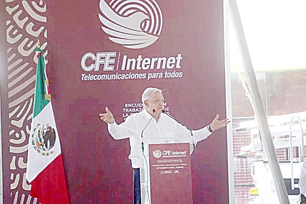 AMLO llama a trabajadores de la CFE a «hacer patria» y llevar internet a todo el país
