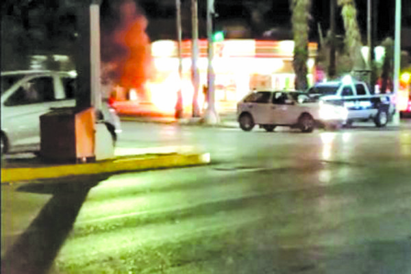Arde automóvil al exterior de comercio