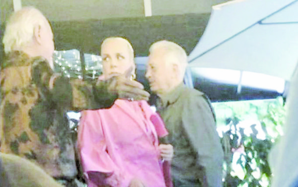 Abuchean a Bartlett y su pareja en restaurante de CDMX