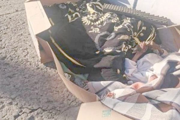 En plena calle, abandonan a abuela dentro de cajas de cartón