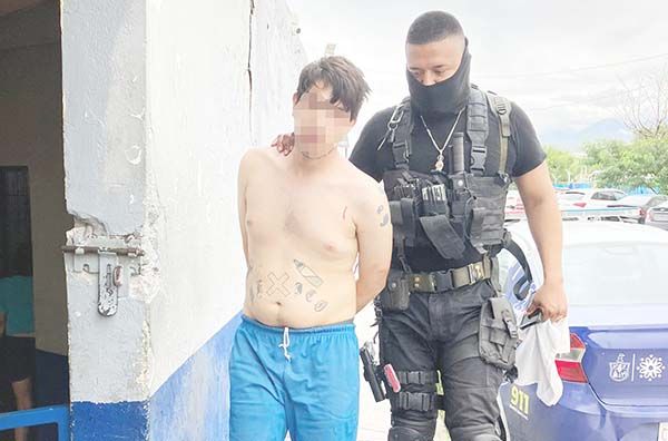 Pareja pelea a golpes