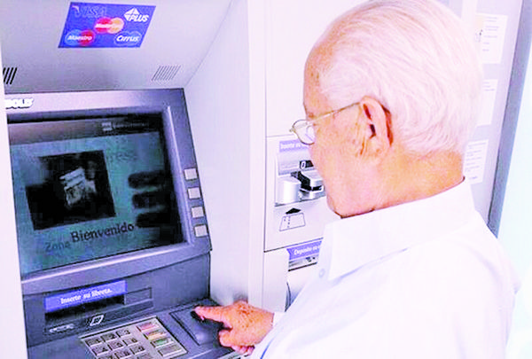Complican bancos a adultos mayores