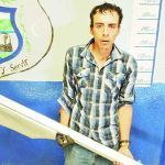 Se roba señalamiento y lo detiene la Policía
