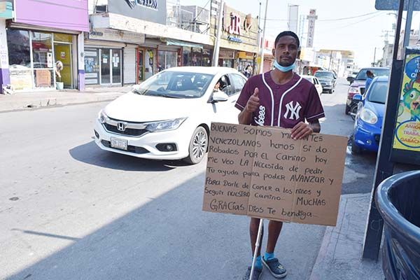 Bajo intenso calor y con bebé en brazos viajan 7 venezolanos