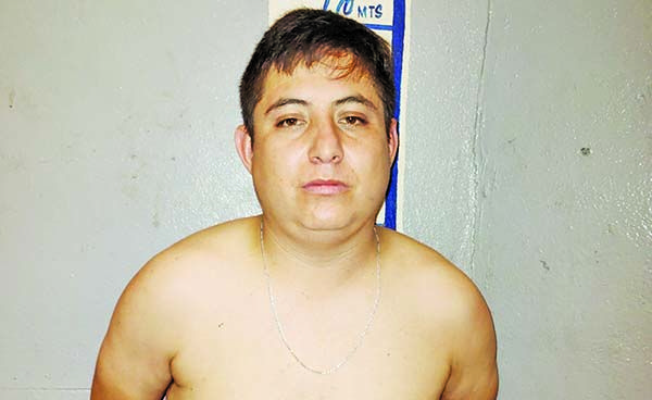 Lo confunde con su ex y él responde a golpes