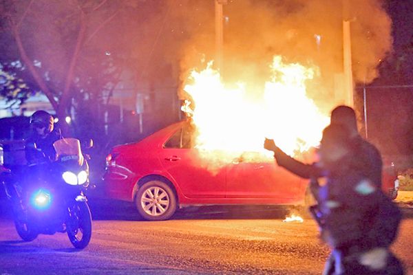 Continúan actos de violencia en BC: suman más de 40 unidades quemadas