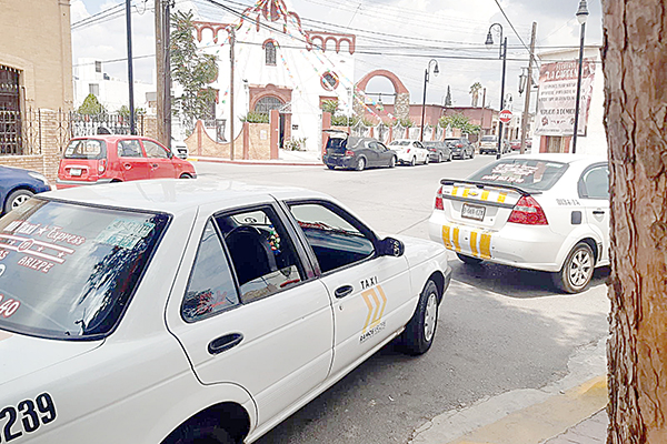 Taxistas bloquean el Periférico en protesta