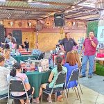 Festejan con cena a bomberos y familia