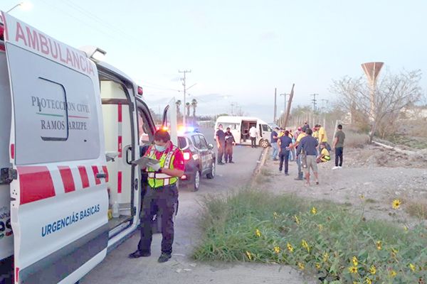 Transporte de personal se impacta contra poste