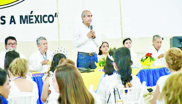 Entrega Club de Leones reconocimiento a Dávila
