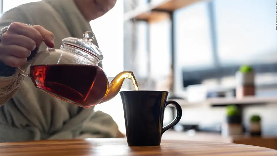 Un estudio revela cómo beber dos o más tazas de té negro al día podría impactar en tu salud