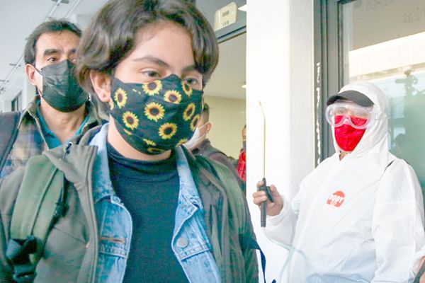 Estudiantes pueden ir a la escuela con cabello largo y pintado