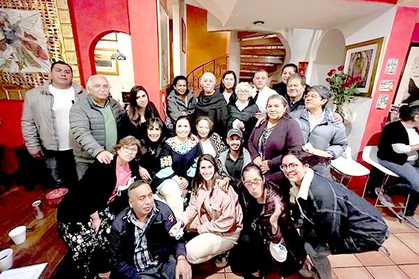 Con familiares y amigos, festejan liberación de Robles