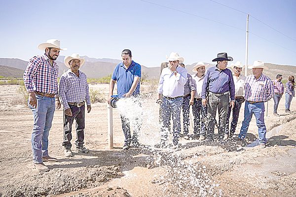 Lleva Chema agua a ejidos de Ramos