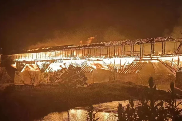Incendio destruye el ‘Puente de la Paz Universal’, de 900 años, en China