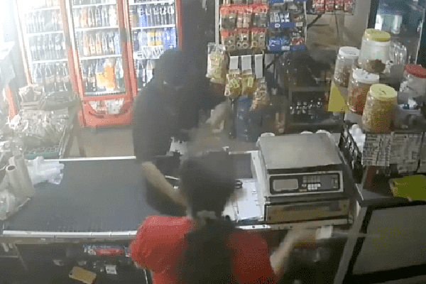 Mujer se defiende de asaltante con un cuchillo en Colima