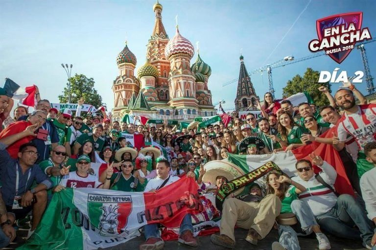 Ponen mexicanos color y alegría al Mundial