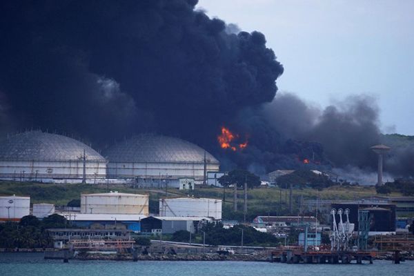 Incendio en depósito petrolero de Cuba se propaga a un tercer tanque