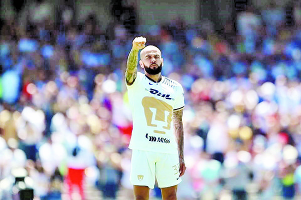 Pide Dani Alves a Pumas levantar la cabeza
