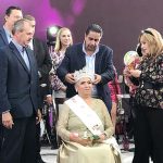 Coronan a reina del adulto mayor en RA