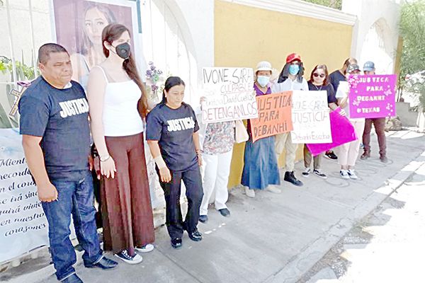 Exigen justicia por Debanhi afuera de motel