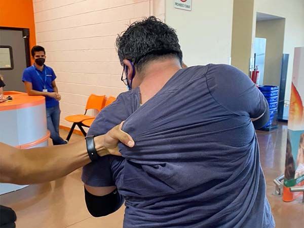 “Este imbécil me tomó fotos por detrás”