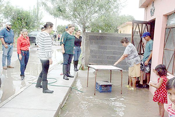 Recorre y atiende Alcaldesa sectores afectados por lluvias