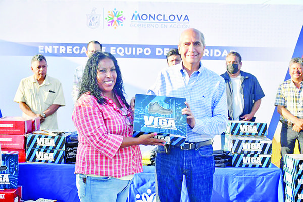 Entrega Mario Dávila equipo de seguridad