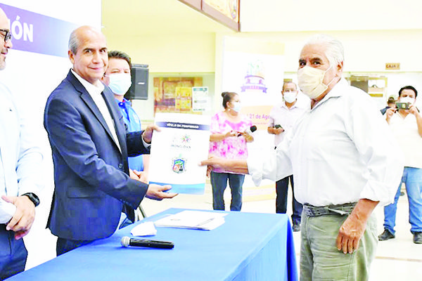 Entregan escrituras a familias de Monclova