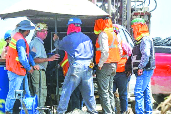 Exigen fecha de rescate familiares de mineros