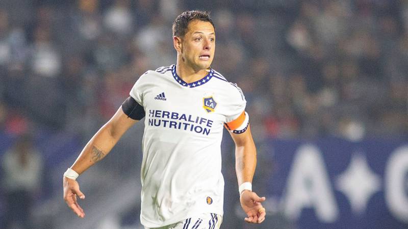 ‘Chicharito’ se disculpa con niño al que negó autógrafo y explica incidente con la bandera