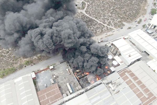 Incendio en fábrica de químicos y solventes