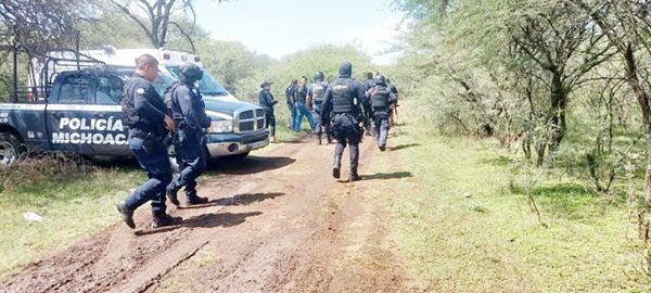 Hallan 11 cuerpos en narcofosas de Uruapan, Michoacán