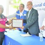 Entregan bomberos reconocimiento a MD