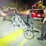 Impacta a motociclista y lo manda al hospital