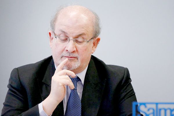 Reportan grave al escritor Salman Rushdie