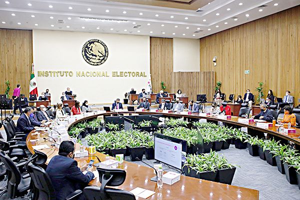 Acusan a INE de engordar presupuesto