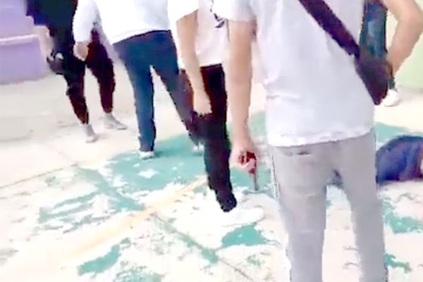 Adolescente saca pistola durante pelea entre jóvenes