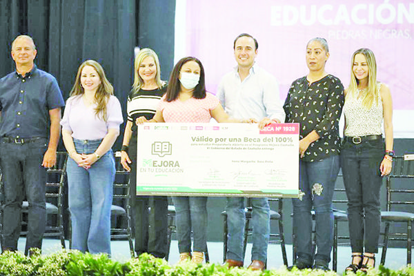 Avanza programa de becas para mujeres