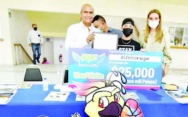 Premian a Erick por creación de mascota para carrera de 21 K