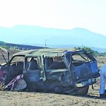 Lo hallan muerto en camioneta volcada