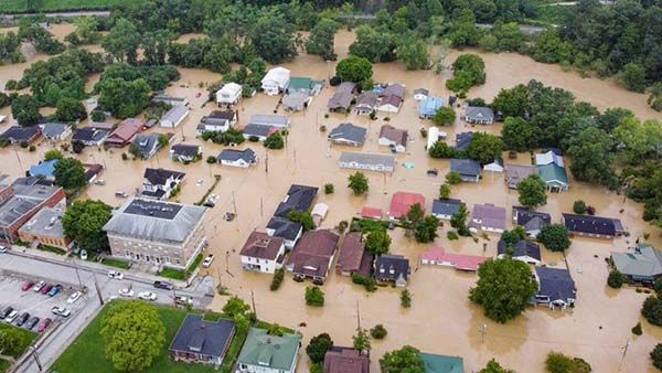Suman 26 muertos por inundaciones en Kentucky