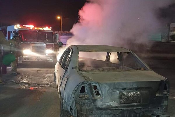 Comando incendia gasolinera y vehículo en Zitácuaro, Michoacán