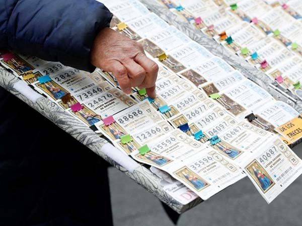 Mujer que pedía limosna se saca la lotería en España
