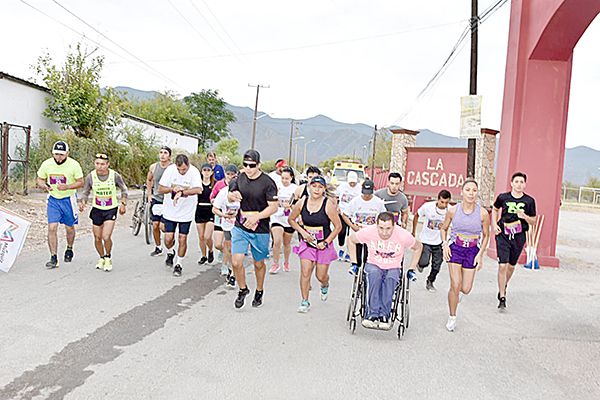 Conviven jóvenes en la Carrera del Color