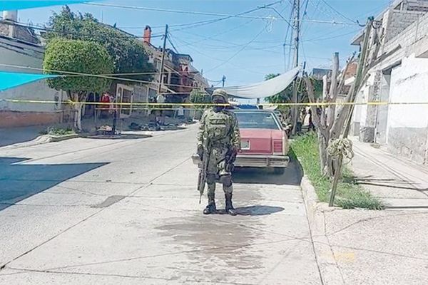 Niño muere por bala perdida tras tiroteo en tianguis de León