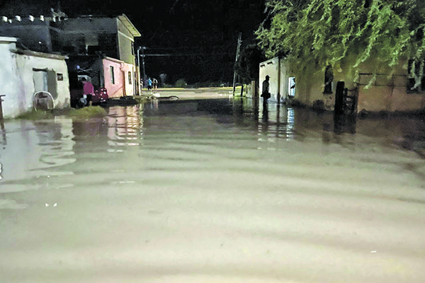 Afecta inundación a 40 familias de ejido La Cruz