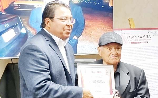 Recibe homenaje don Chon Arauza