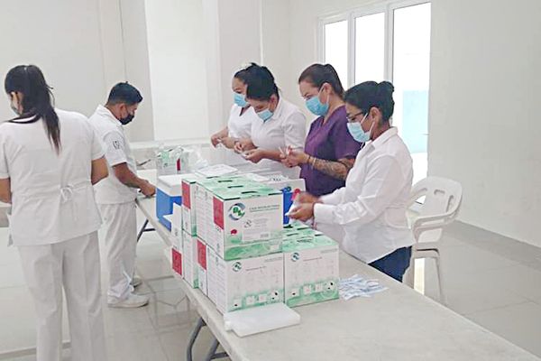 Acuden más de 400 jóvenes a vacunarse