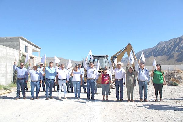 Arrancan construcción de línea de agua y drenaje